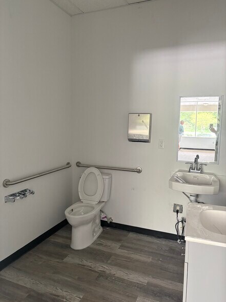 More Photos Of 16824 Gunn Hwy, Odessa Storefront Retail Office For Lease