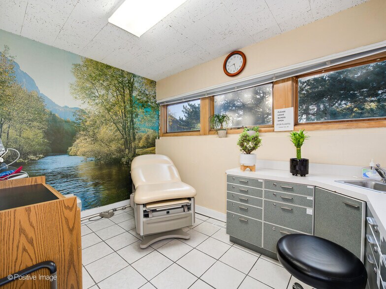 More Photos Of 9631 Gross Point Rd, Skokie Medical For Sale