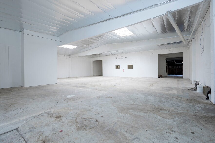 More Photos Of 2703 Southwest Dr, Los Angeles Warehouse For Lease