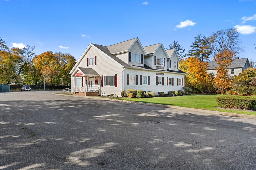 More Photos Of 24 Brentwood Rd, Bay Shore Medical For Sale