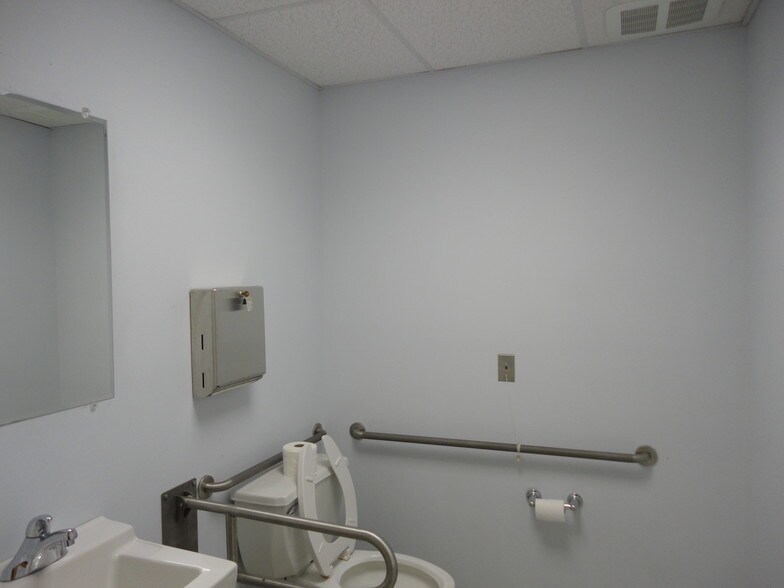 More Photos Of 200 Mountain Rd, Farmington Office For Lease