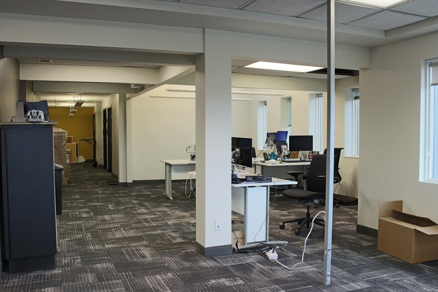 More Photos Of 148 Manitou Dr, Kitchener Office For Lease