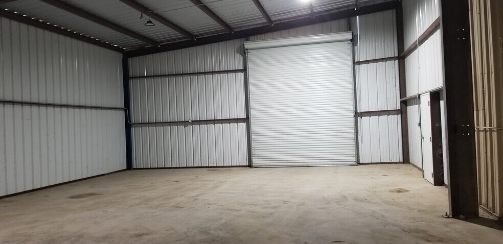 More Photos Of 208 Howard Rd, Waxahachie Auto Repair For Lease
