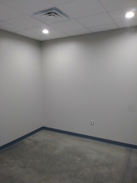 More Photos Of 16311-16315 Dundee Rd, Cypress Warehouse For Lease