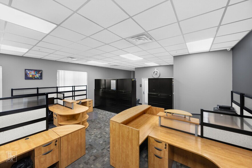 More Photos Of 650 E 107th St, Bolingbrook Coworking Space