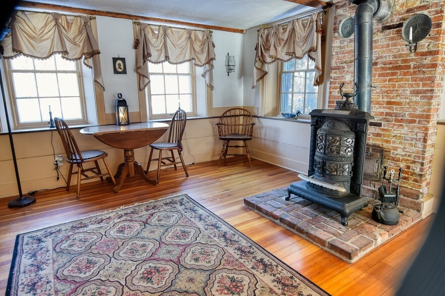 More Photos Of 27 Route 25, Plymouth Hospitality For Sale