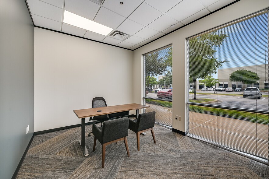 More Photos Of 1340 Airport Commerce Dr, Austin Warehouse For Lease
