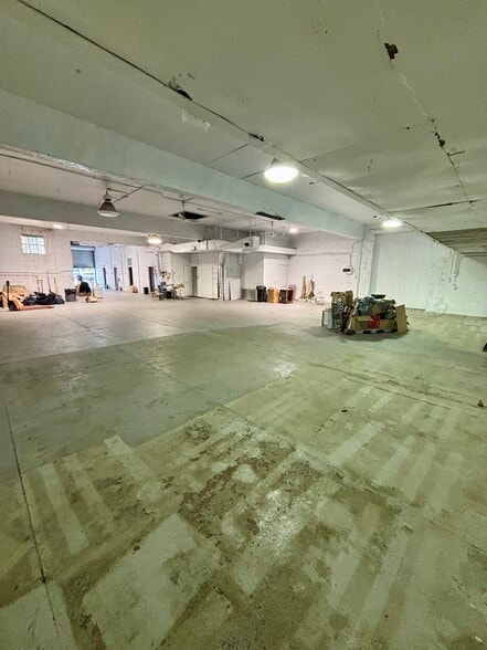 More Photos Of 81 N Forest Ave, Rockville Centre Showroom For Lease