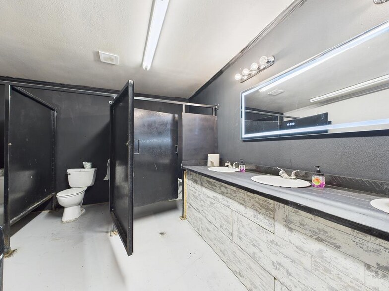 More Photos Of 1330 E 3rd St, Pecos Restaurant For Sale