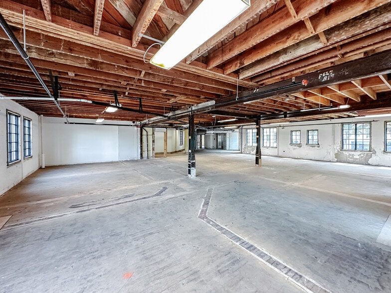 More Photos Of 601 Quay Commons, Sarasota Office For Sale