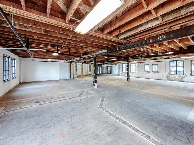 More Photos Of 601 Quay Commons, Sarasota Office For Sale