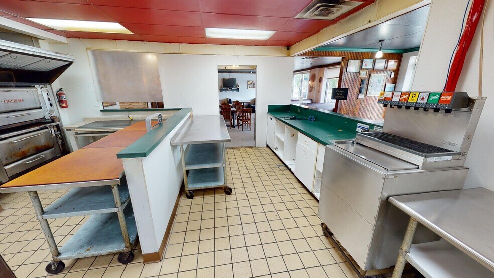 More Photos Of 912 1/2 S Main St, Monticello Storefront For Lease