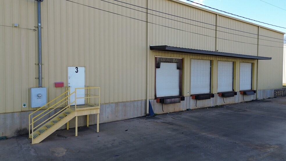 More Photos Of 3011 Clark Ave, Albany Warehouse For Lease