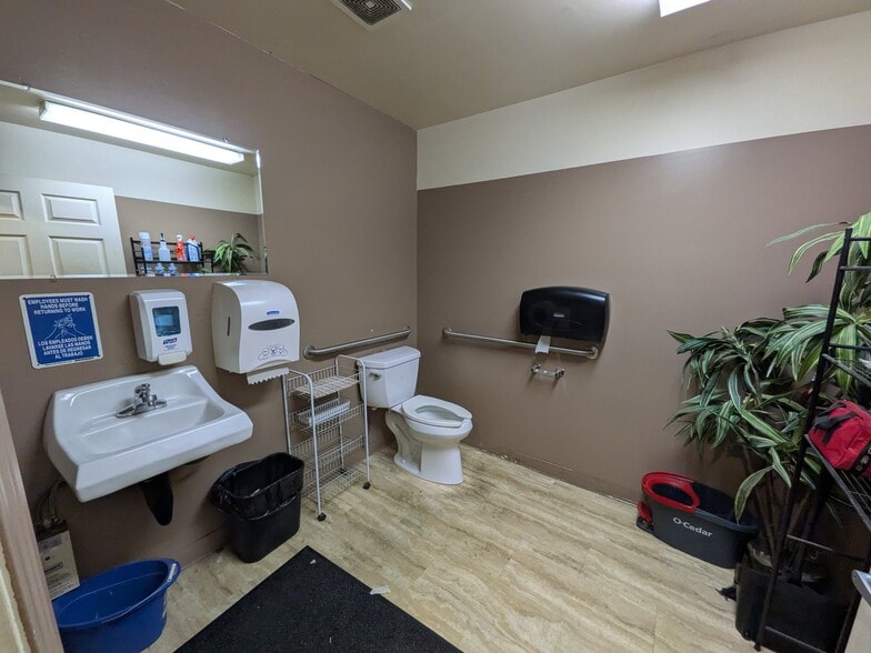More Photos Of 3616 Old Highway 99 S Rd, Mount Vernon Distribution For Sale