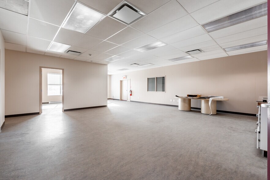 More Photos Of 500 Montée Labossière, Vaudreuil-dorion Service For Lease