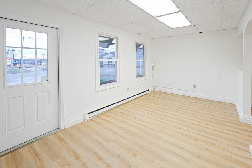 More Photos Of 32 Worcester Rd, Charlton Storefront Retail Residential For Lease