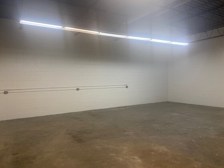 More Photos Of 65 Brook Ave, Deer Park Warehouse For Lease