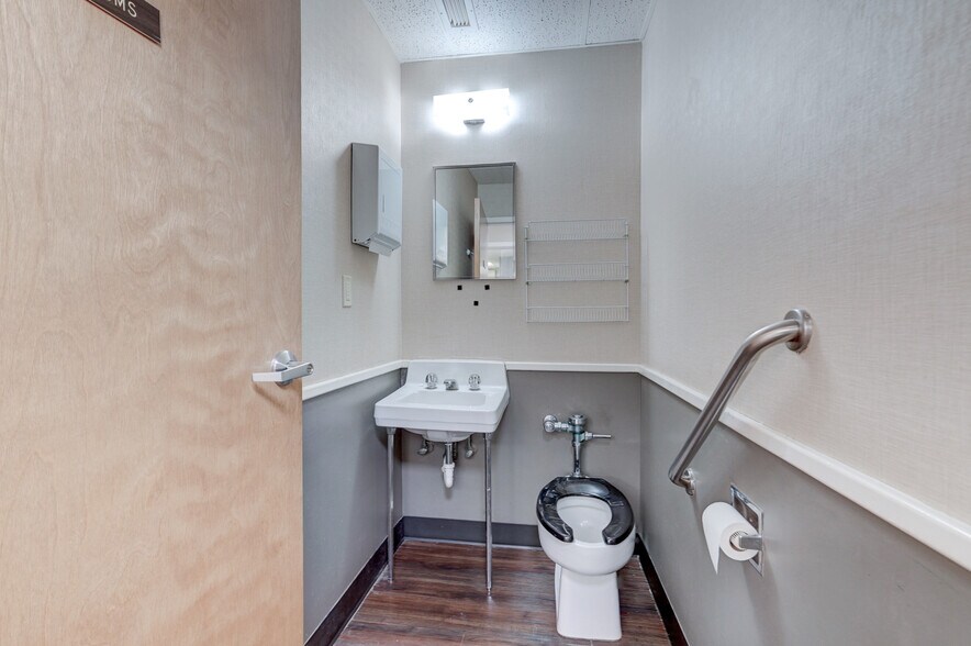 More Photos Of 3100 S Elm Pl, Broken Arrow Medical For Lease