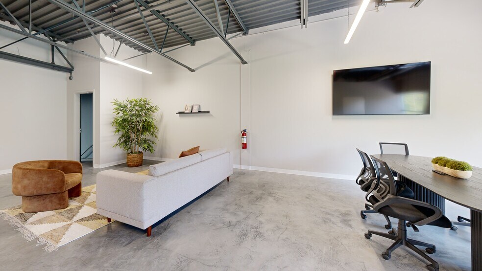 More Photos Of 4981 Rue Louis-B.-Mayer, Laval Showroom For Lease