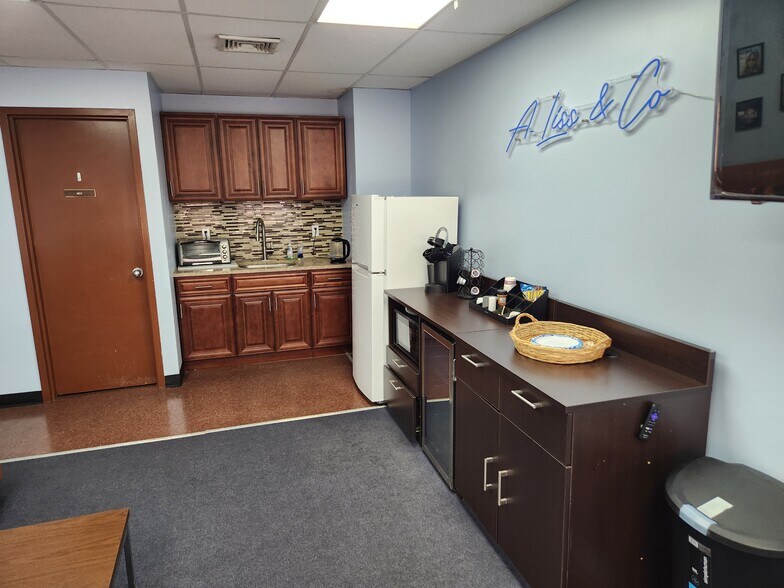 More Photos Of 5155 59th Pl, Woodside Light Manufacturing For Sale