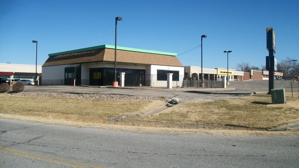 More Photos Of 200 W Greenway Ct, Derby Unknown For Lease