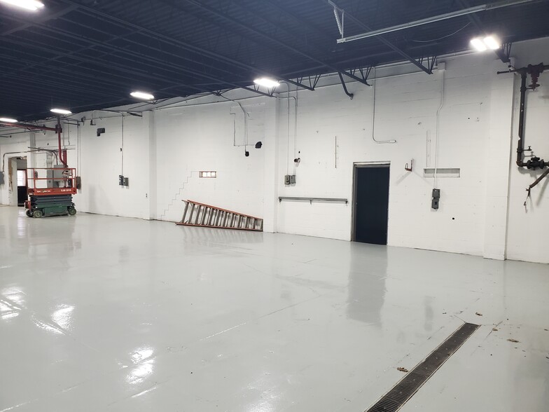 More Photos Of 6550 W Ridge Rd, Erie Warehouse For Lease