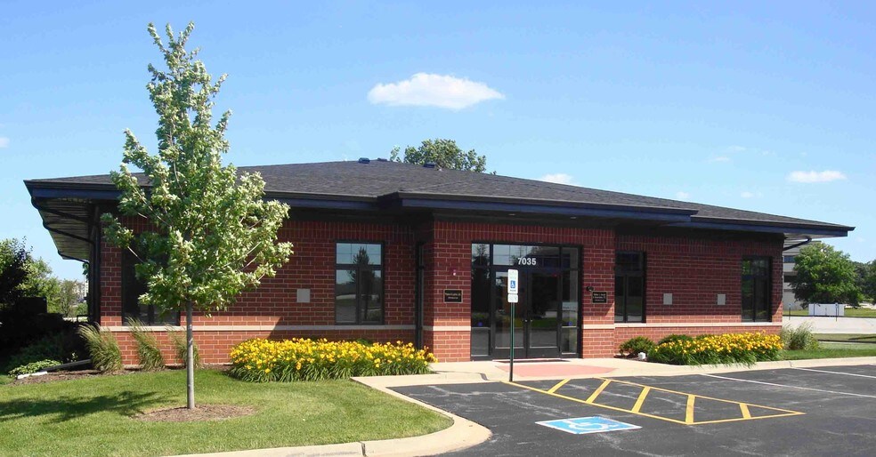 More Photos Of 7025-7035 Veterans Blvd, Burr Ridge Office For Sale