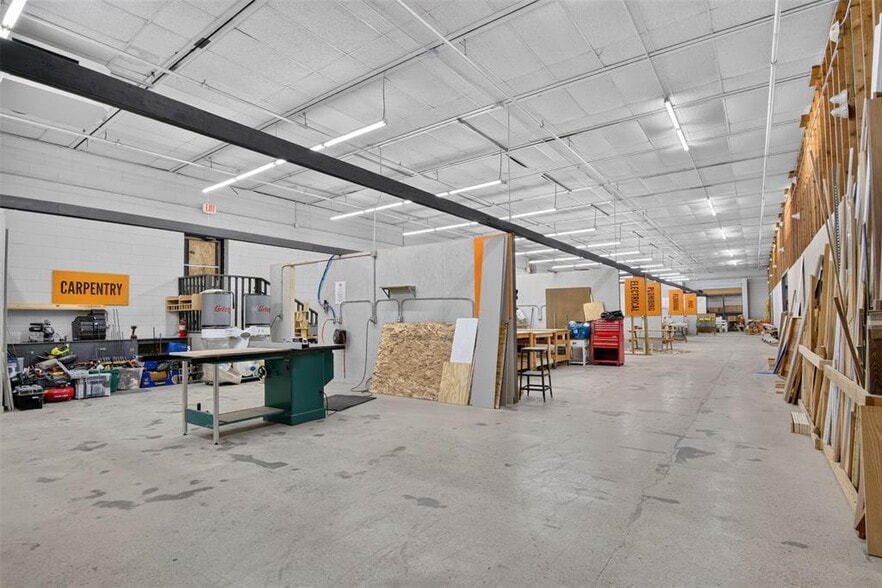 More Photos Of 2401 Hickman Rd, Des Moines Warehouse For Sale