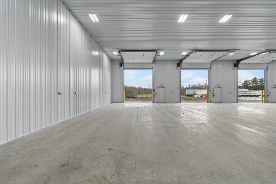 More Photos Of 204 Trump Ave NE, East Canton Flex For Lease
