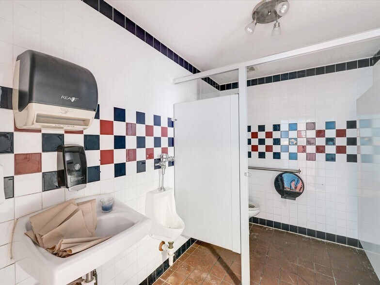 More Photos Of 1201 E Long Ave, Fort Worth General Retail For Sale