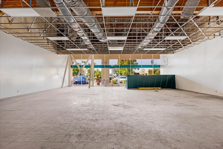 More Photos Of 3730-3780 N Blackstone Ave, Fresno Unknown For Lease