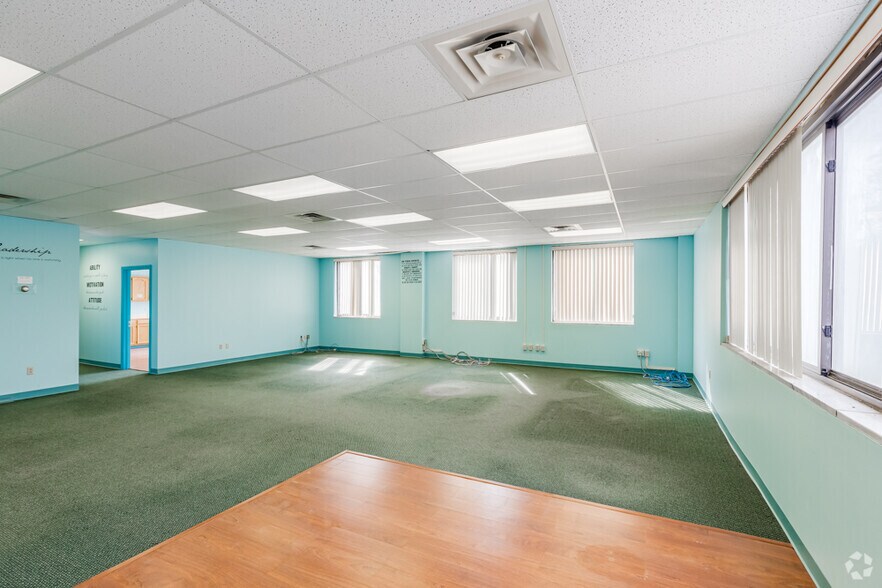 More Photos Of 2121 Noblestown Rd, Pittsburgh Office For Lease