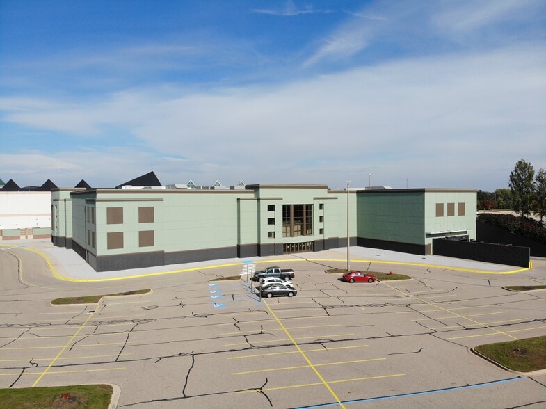 More Photos Of 3668 Rivertown Pky SW, Grandville Department Store For Lease