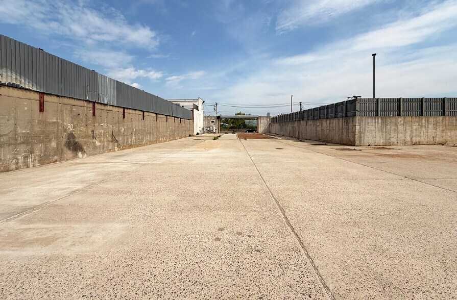 More Photos Of 254 Maspeth Ave, Brooklyn Land For Lease