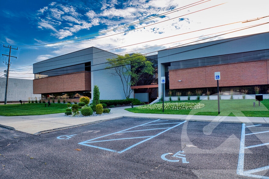 More Photos Of 23800 Orchard Lake Rd, Farmington Hills Medical For Sale