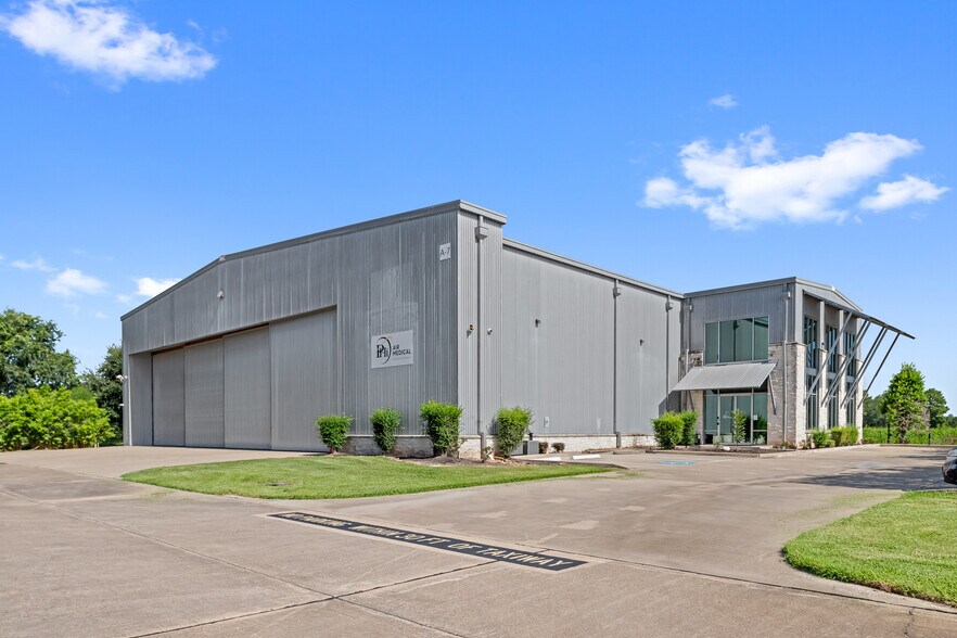 More Photos Of 18000 Groeschke Rd, Houston Airplane Hangar For Lease