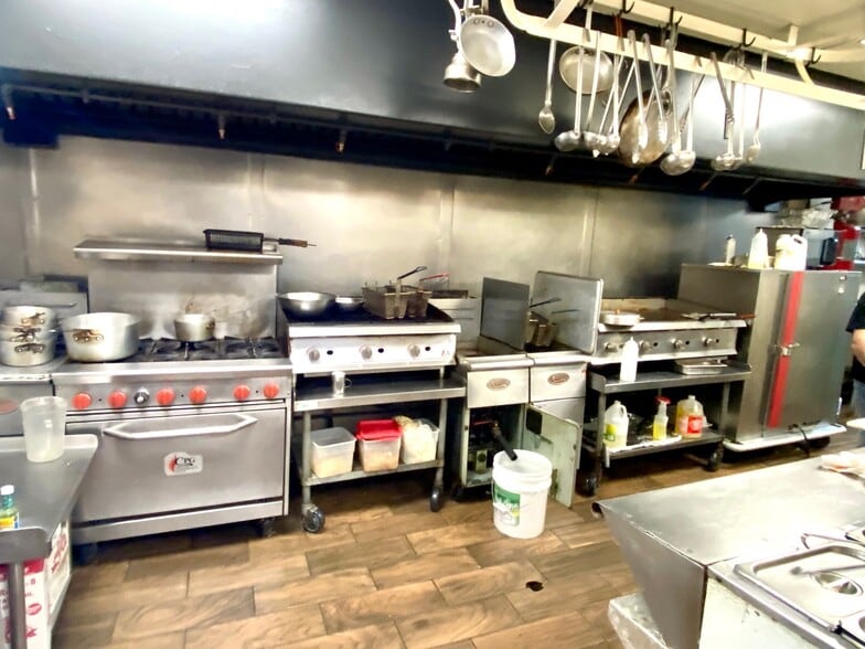More Photos Of 4821 N Elston, Chicago Restaurant For Lease