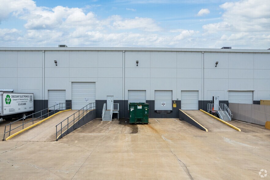 More Photos Of 1007 Heatherwilde Blvd, Pflugerville Warehouse For Lease