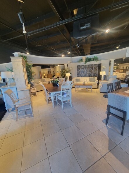 More Photos Of 900 Broadhollow Rd, Farmingdale Freestanding For Lease