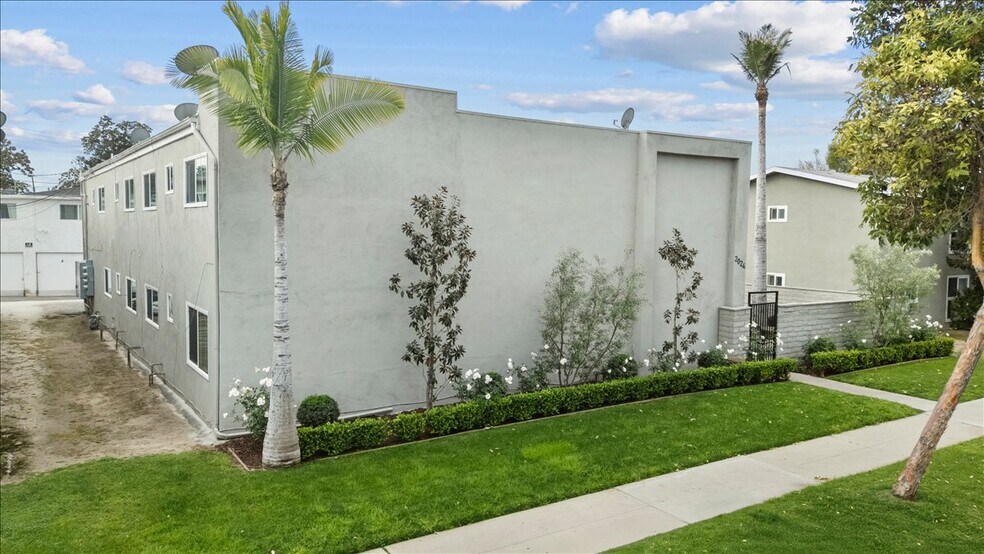 More Photos Of 2024 E Whiting Ave, Fullerton Apartments For Sale