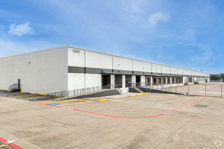 Primary Photo Of 2301 W Commerce St, Dallas Distribution For Sale