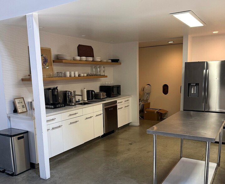 More Photos Of 1112 N Beachwood Dr, Los Angeles Office For Lease