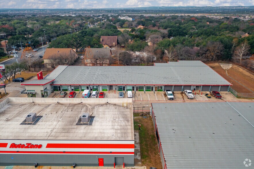 More Photos Of 6075 De Zavala Rd, San Antonio Self Storage For Lease