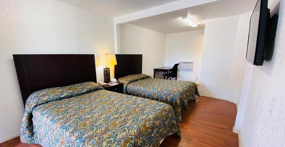 More Photos Of 512 E Riley St, Freer Hospitality For Sale