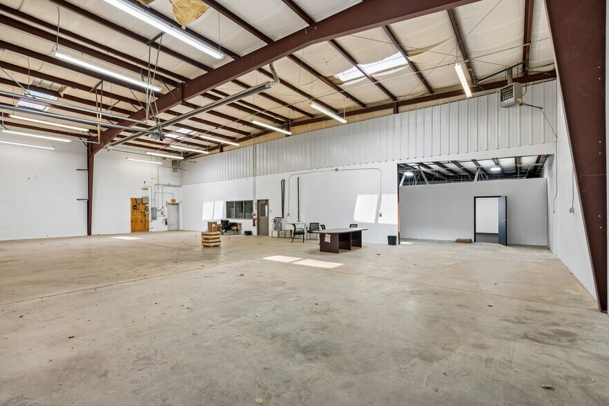 More Photos Of 7925 N Wilshire Ct, Oklahoma City Manufacturing For Sale
