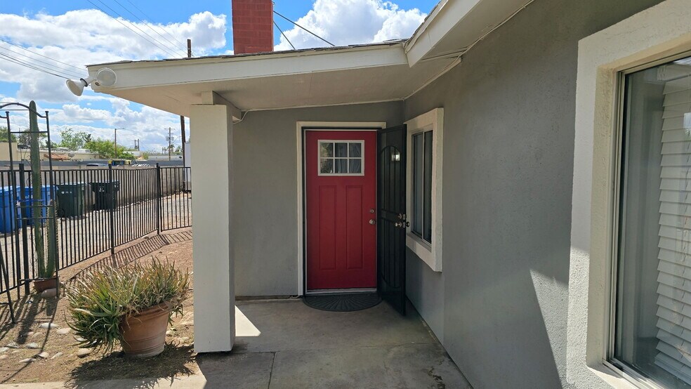 More Photos Of 2423 W Campbell Ave, Phoenix Warehouse For Lease