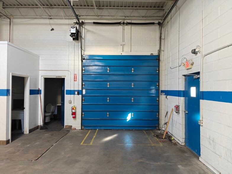 More Photos Of 1221 Jarvis Ave, Elk Grove Village Warehouse For Lease