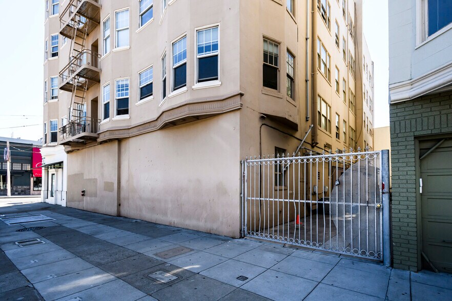 More Photos Of 2000-2020 Chestnut St, San Francisco Storefront Retail Residential For Lease