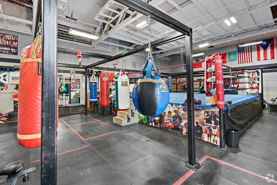 More Photos Of 320 Hillcrest Rd, Hollister Showroom For Sale