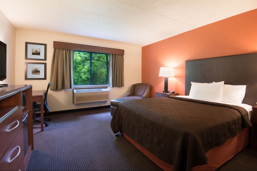 More Photos Of 700 Highway 51, Minocqua Hotel For Sale